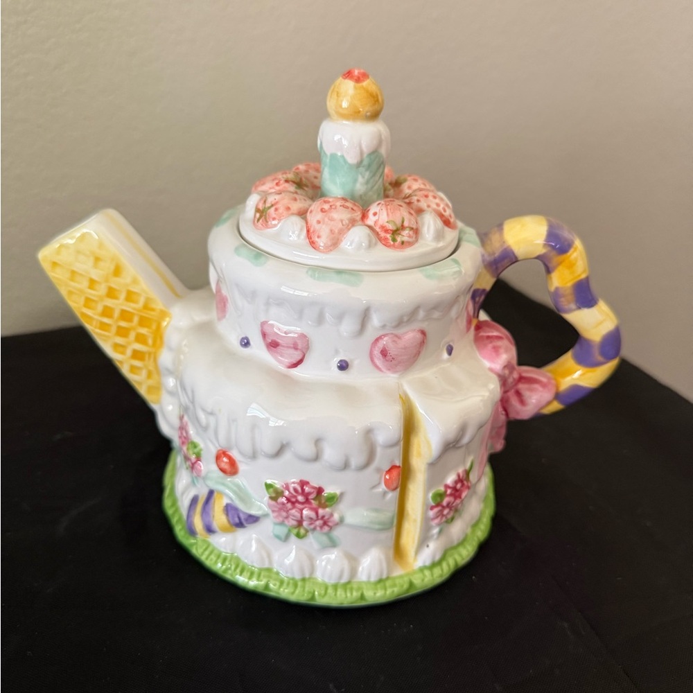 Heritage Mint The Leonardo Collection Birthday Cake Decorative Teapot.